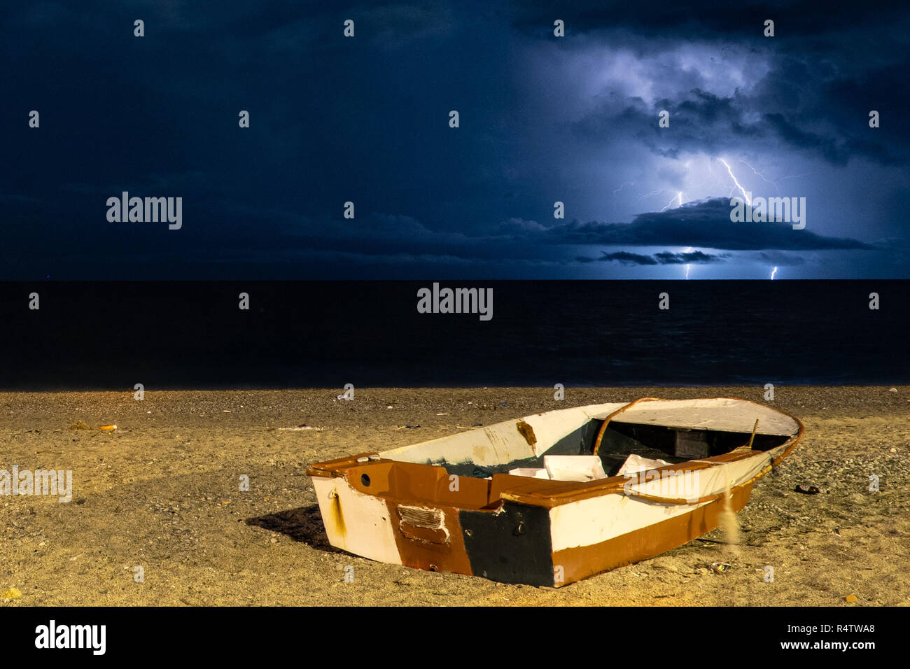 Un orage sur la mer Ionienne annonce l'arrivée de la perturbation qui prévoit de fortes pluies dans la région du nord de la Calabre Ionienne. L'exceptionnelle vague de mauvais temps a causé la Protection civile d'émettre une alerte rouge pour le 23 octobre 2018 en raison de risques hydro-géologiques, les inondations et les tempêtes. Doté d''atmosphère : où : Alberobello, Calabre, Italie Quand : 22 Oct 2018 Credit : IPA/WENN.com **Uniquement disponible pour publication au Royaume-Uni, USA, Allemagne, Autriche, Suisse** Banque D'Images