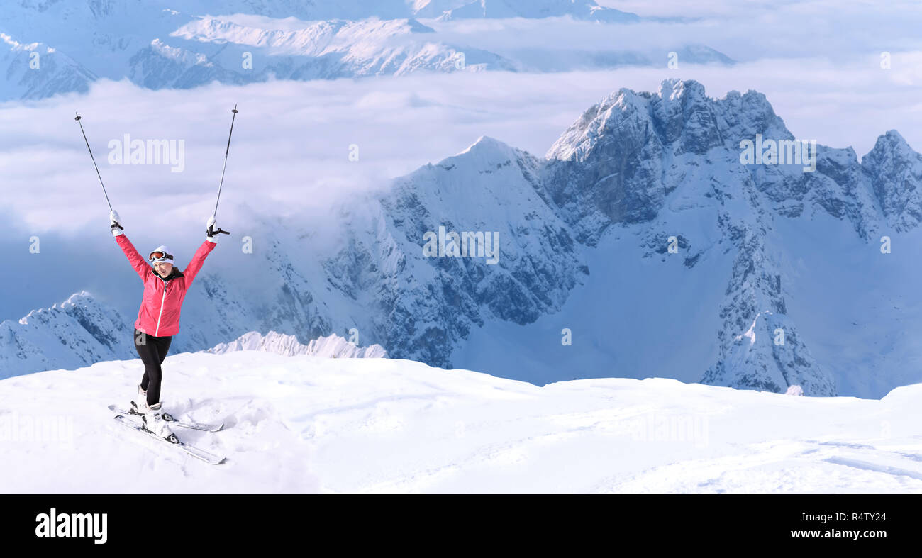 Une jeune femme de ski dans les montagnes Banque D'Images