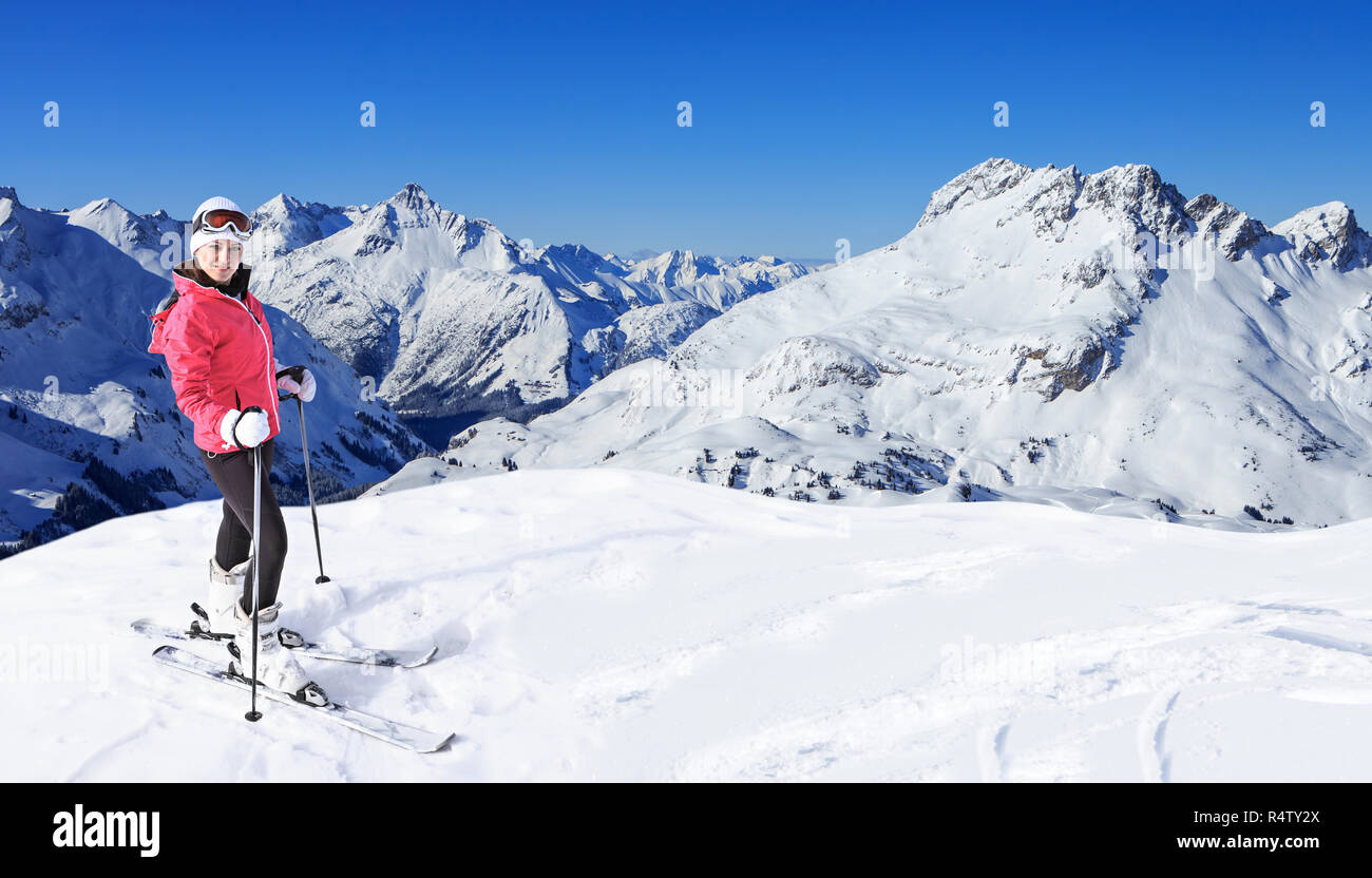 Une jeune femme de ski dans les montagnes Banque D'Images