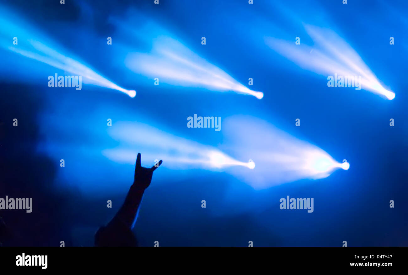 Part montrant des groupes rock signe, un signe des cornes, avec stage lights bleu en arrière-plan en Metalshow Open Air festival en Lettonie. Banque D'Images