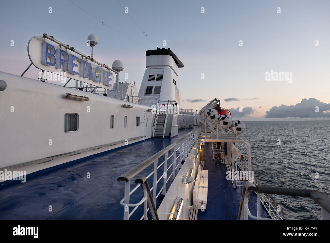 Vue extérieure tôt le matin à bord du navire MV Bretagne Brittany Ferries, traversée de Portsmouth à St Malo Banque D'Images