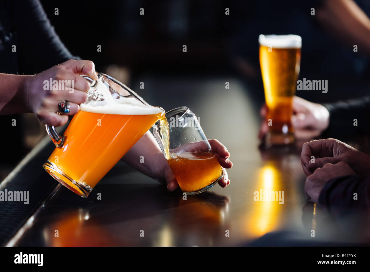 Bartender Pouring Beer d'une cruche dans un bistrot-brasserie Banque D'Images