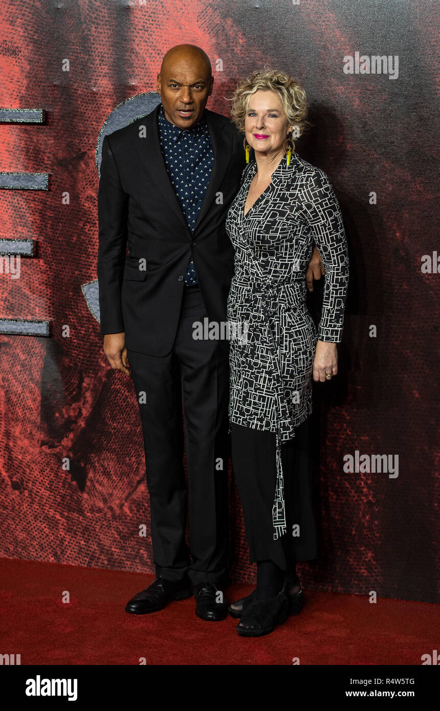 Colin Salmon et Fiona Hawthorne sont vu assister à la première mondiale de moteurs 'Mortal' au Cineworld Leicester Square à Londres. Banque D'Images