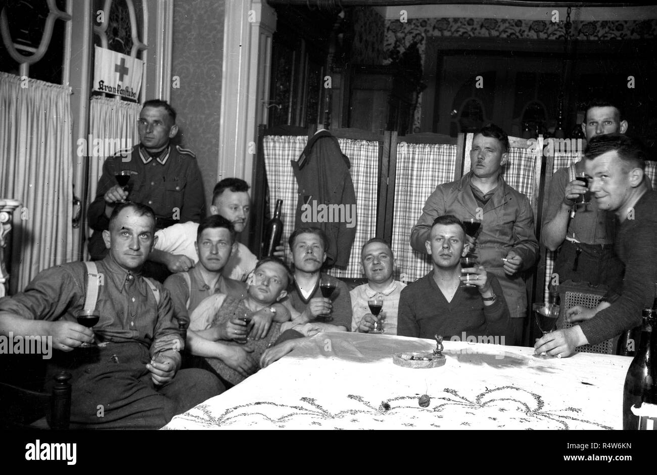 Les soldats allemands de boire de l'alcool dans le café bar France 1942 Banque D'Images