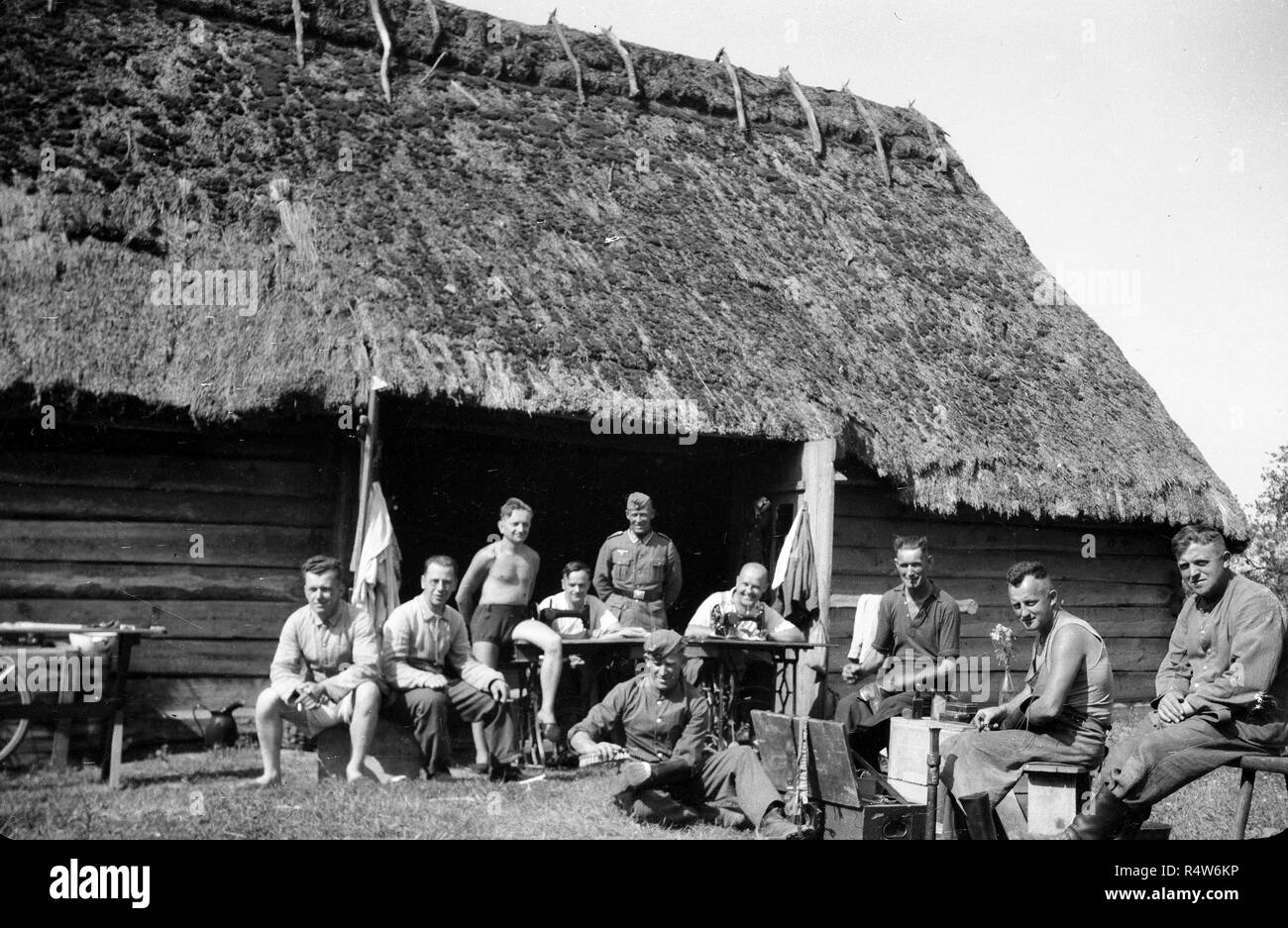 Les soldats allemands se détendre dans la Russie d'août 1941 Banque D'Images