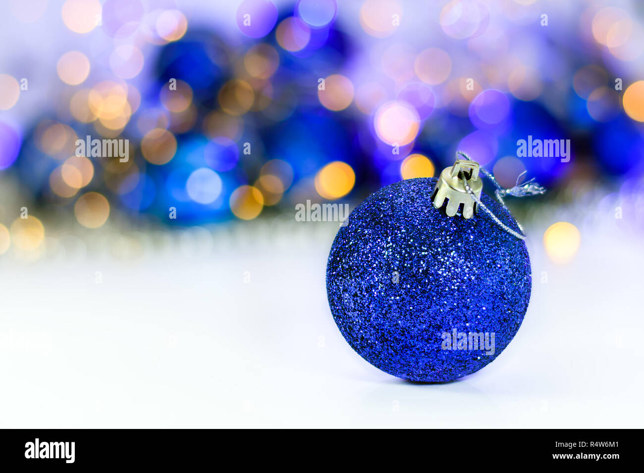 Glitter Bleu Boule De Noël Sur Résumé Fond Clair Banque D