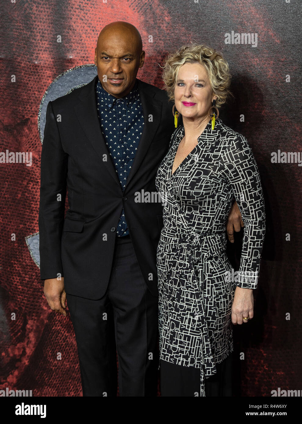 Colin Salmon et Fiona Hawthorne sont vu assister à la première mondiale de moteurs 'Mortal' au Cineworld Leicester Square à Londres. Banque D'Images