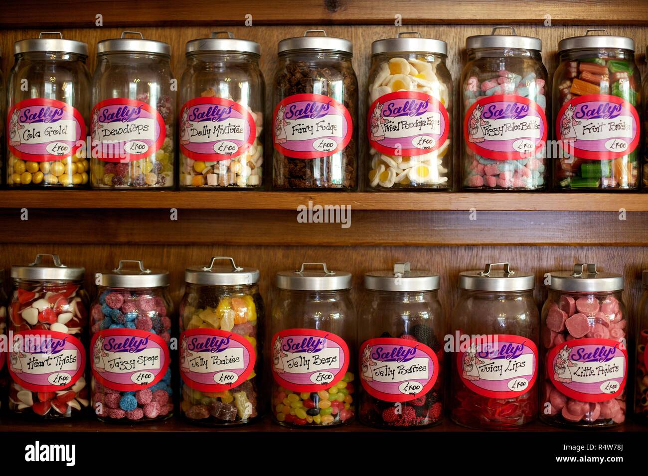 Rayons des bonbons dans un magasin de bonbons Banque D'Images