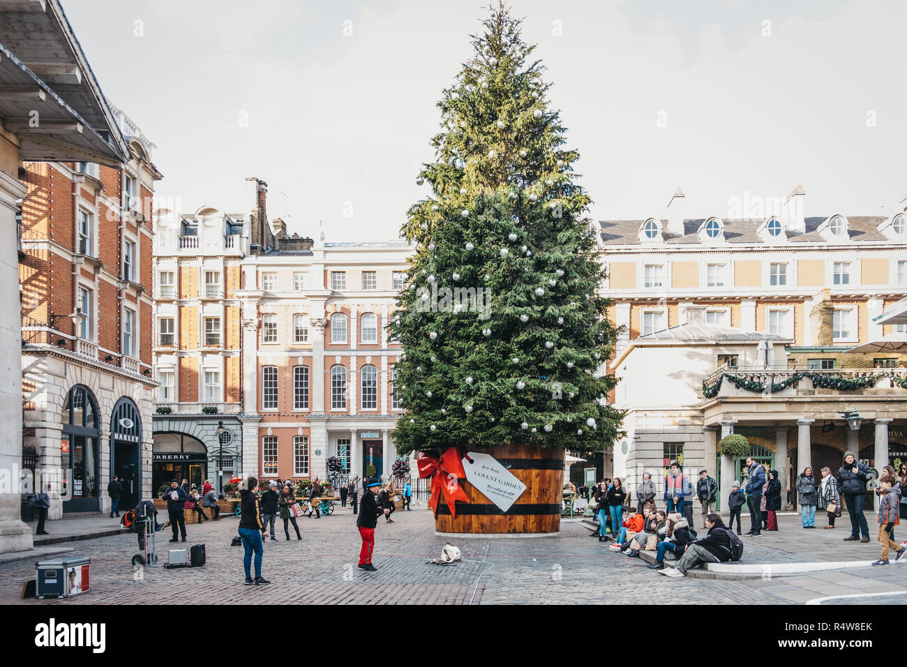 Londres, Royaume-Uni - 21 novembre 2018 : sapin de Noël Géant dans un pot avec une étiquette-cadeau en face de Covent Garden Market, l'un des sites touristiques les plus populaires Banque D'Images