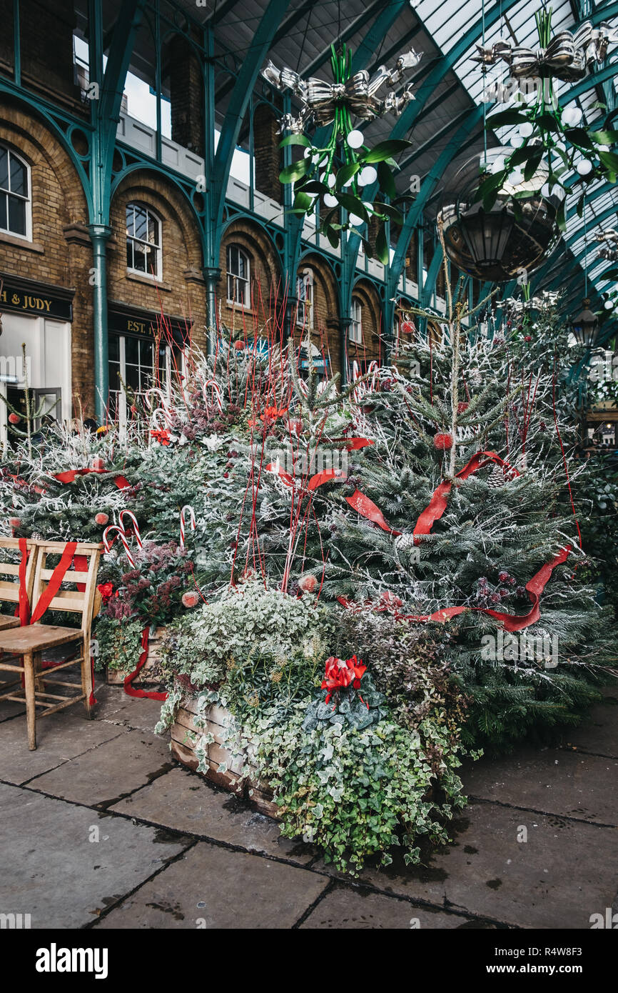 Londres, Royaume-Uni - 21 novembre 2018 : les arbres de Noël et des décorations dans Covent Garden Market, l'un des sites touristiques les plus populaires à Londres, au Royaume-Uni. Banque D'Images