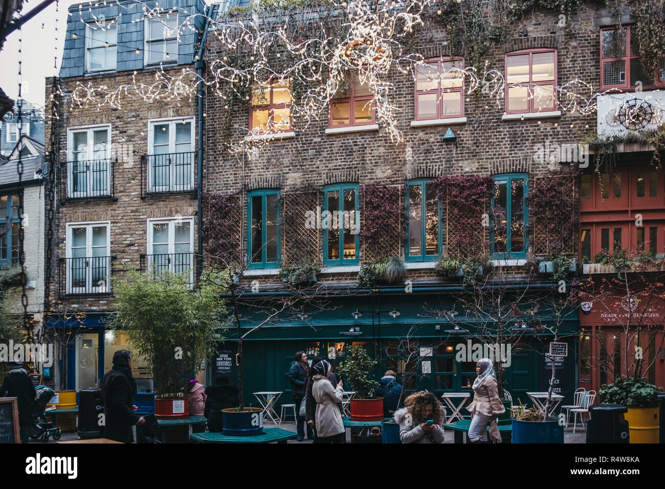 Londres, Royaume-Uni - 21 novembre 2018 : Les gens sous les lumières de Noël dans la région de Neal's Yard, Covent Garden, Londres. Covent Garden est un célèbre quartier touristique de Lon Banque D'Images