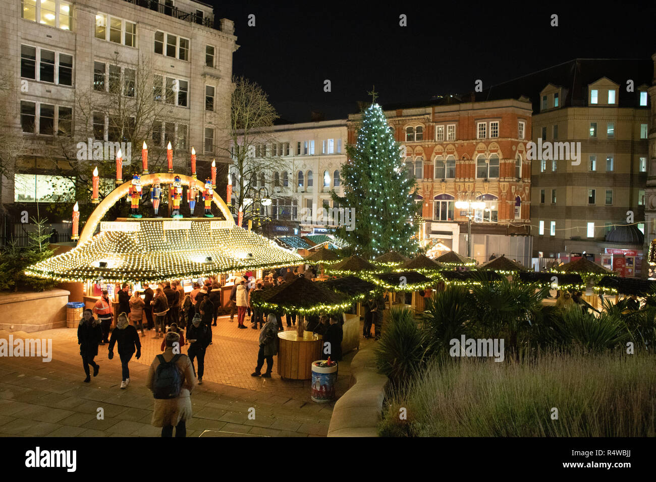 Les étals du marché allemand à Francfort le marché de Noël allemand à Victoria Square, Birmingham, England, UK. Banque D'Images