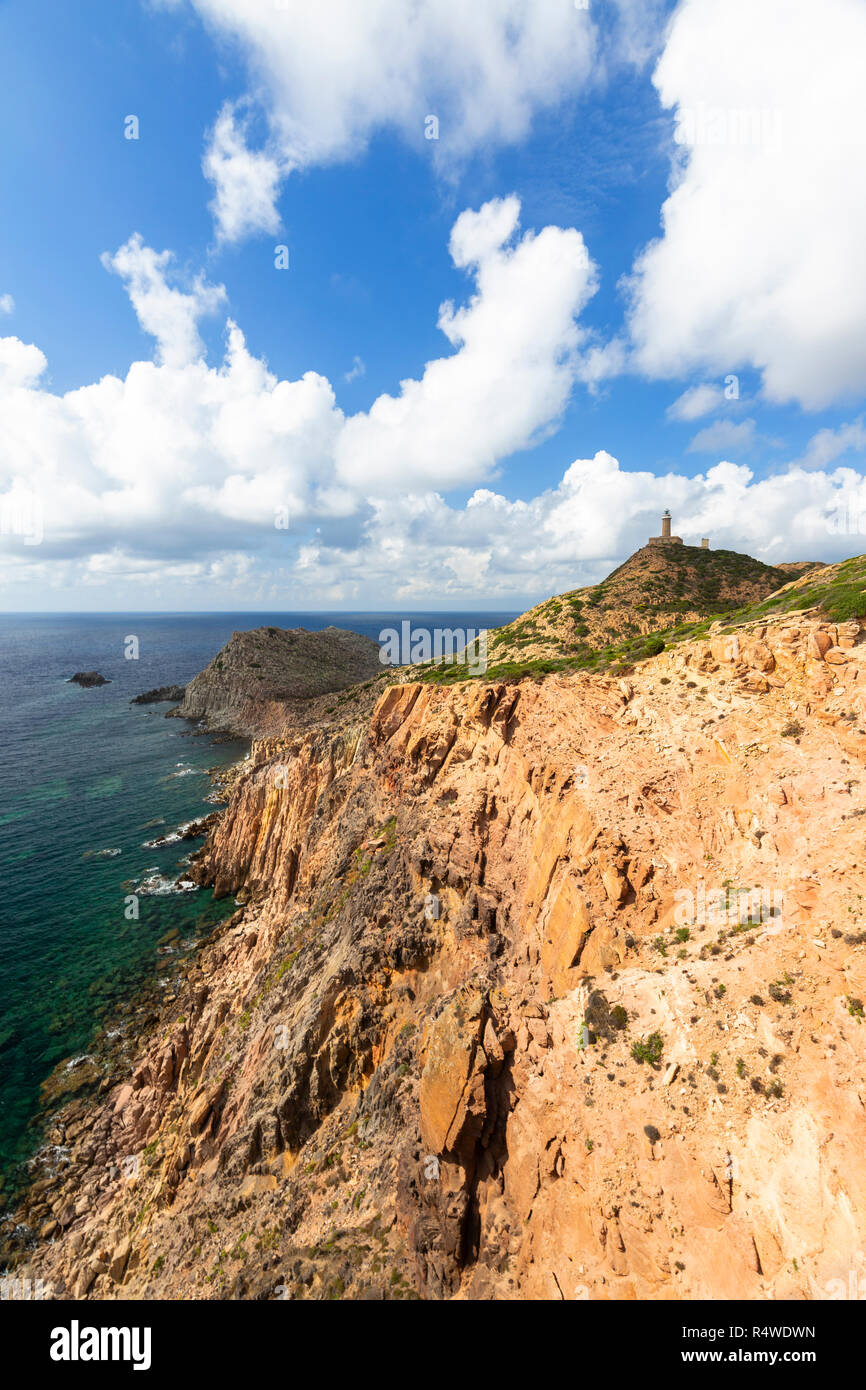 Le phare de Capo Sandalo à partir de la falaise. Île de San Pietro, province Sud Sardaigne, Sardaigne, Italie, Europe. Banque D'Images