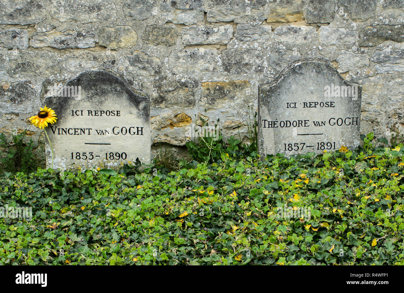 Tombe de Vincent van Gogh à Auvers France où Van Gogh est mort d'une  mystérieuse blessure par balle le 29 juillet 1890 Photo Stock - Alamy