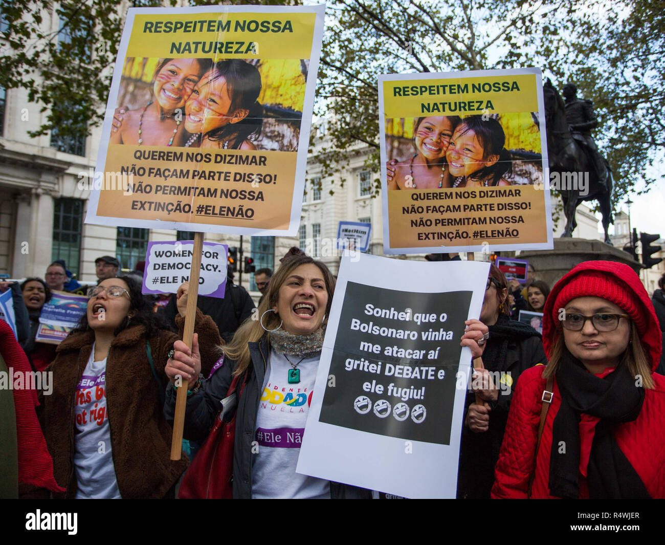 Protestation des Brésiliens pour et contre le candidat d'extrême-droite comme Bolsonaro Jaďr, file d'elles de voter à l'extérieur de l'Ambassade du Brésil dans la rue Cockspur, Londres, Royaume-Uni. Avec : Atmosphère, voir Où : London, Royaume-Uni Quand : 28 Oct 2018 Credit : Wheatley/WENN Banque D'Images