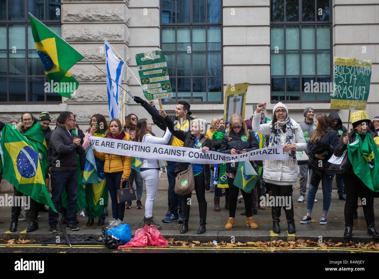 Protestation des Brésiliens pour et contre le candidat d'extrême-droite comme Bolsonaro Jaďr, file d'elles de voter à l'extérieur de l'Ambassade du Brésil dans la rue Cockspur, Londres, Royaume-Uni. Avec : Atmosphère, voir Où : London, Royaume-Uni Quand : 28 Oct 2018 Credit : Wheatley/WENN Banque D'Images