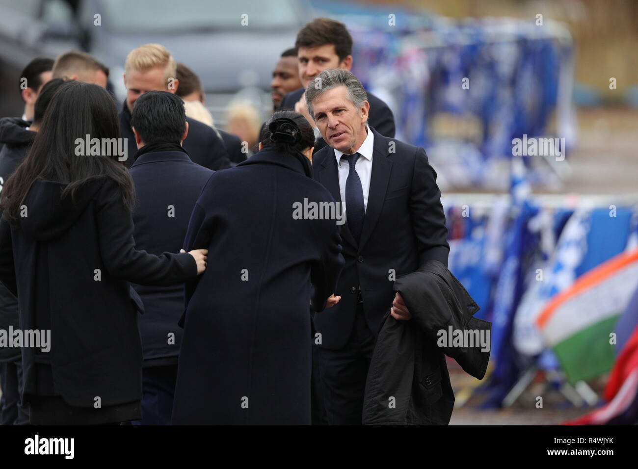 Claude Puel, directeur du club de football de Leicester City, et les joueurs voient le site d'hommage près du King Power Stadium du club de football de Leicester City, avant la visite du duc et de la duchesse de Cambridge pour rendre hommage à ceux qui ont été tués lors de l'accident d'hélicoptère le mois dernier. Banque D'Images