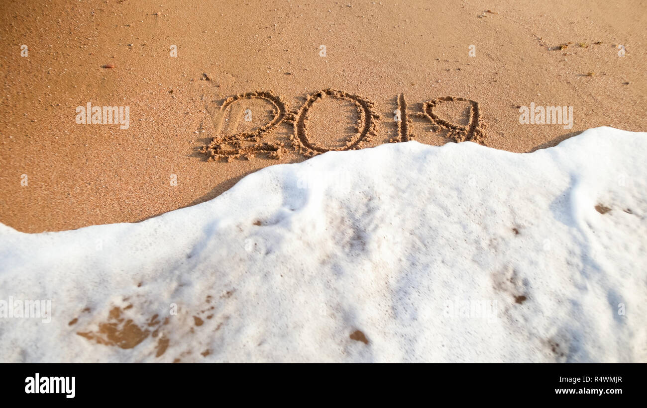 Libre De Droit Des Vagues Roulant Sur Les Numeros 19 Ecrit Sur Du Sable Mouille A La Plage Concept De Nouvelle Annee Noel Et Voyager Sur Les Vacances D Hiver Photo Stock