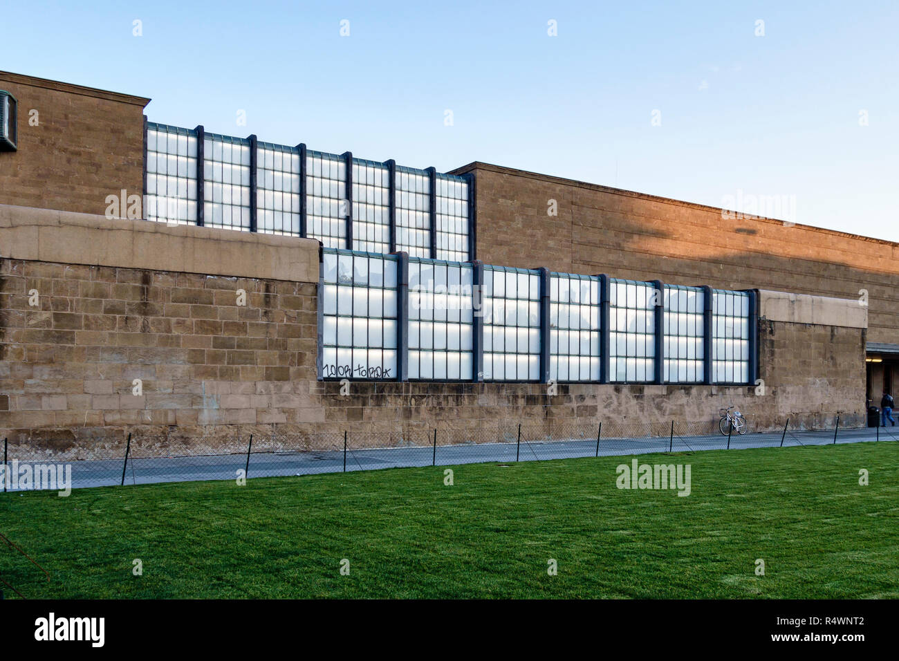 Florence, Italie. L'extérieur de la gare Santa Maria Novella, un bel édifice moderniste conçu en 1932 par Giovanni Michelucci et d'autres Banque D'Images
