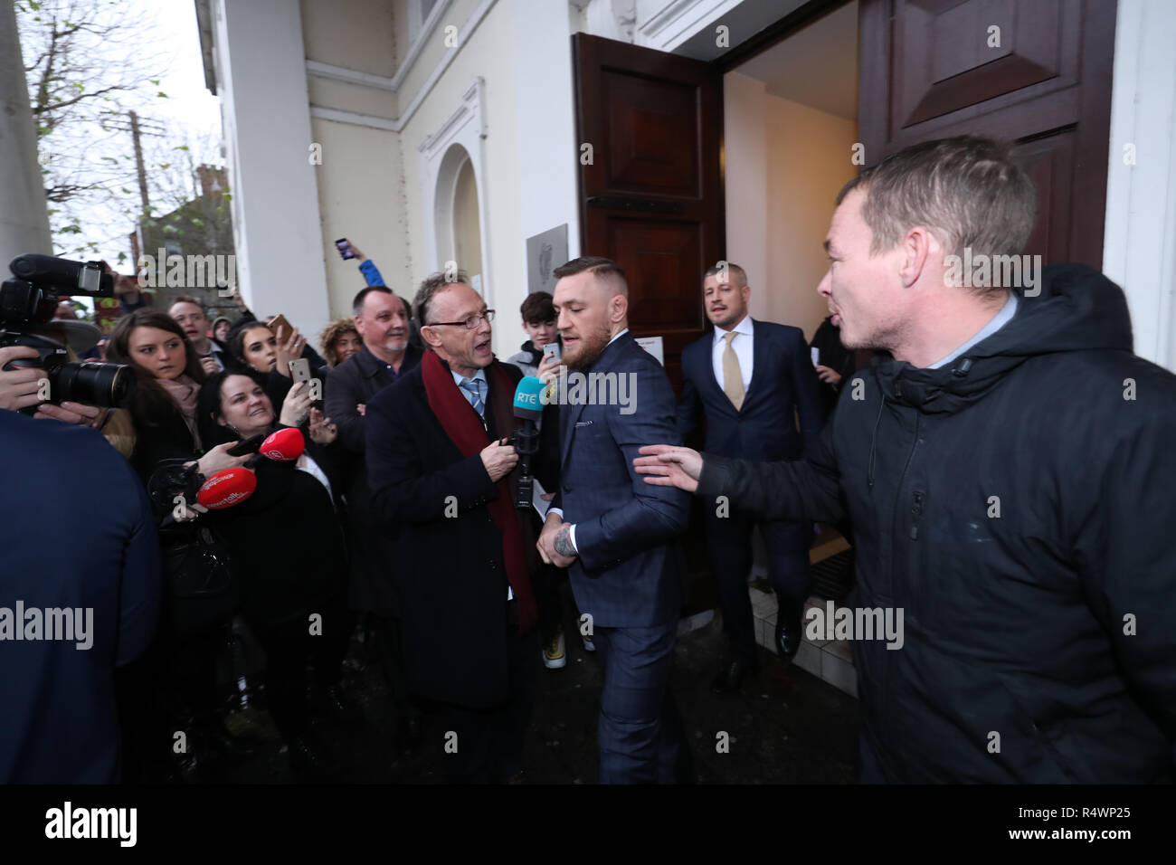 Conor McGregor quitte le Tribunal de District de Naas dans Co Kildare, où il a été interdit de conduire pendant six mois et à une amende de 1 000 euros après avoir admis roulant à 154 km/h dans une zone 100. Banque D'Images