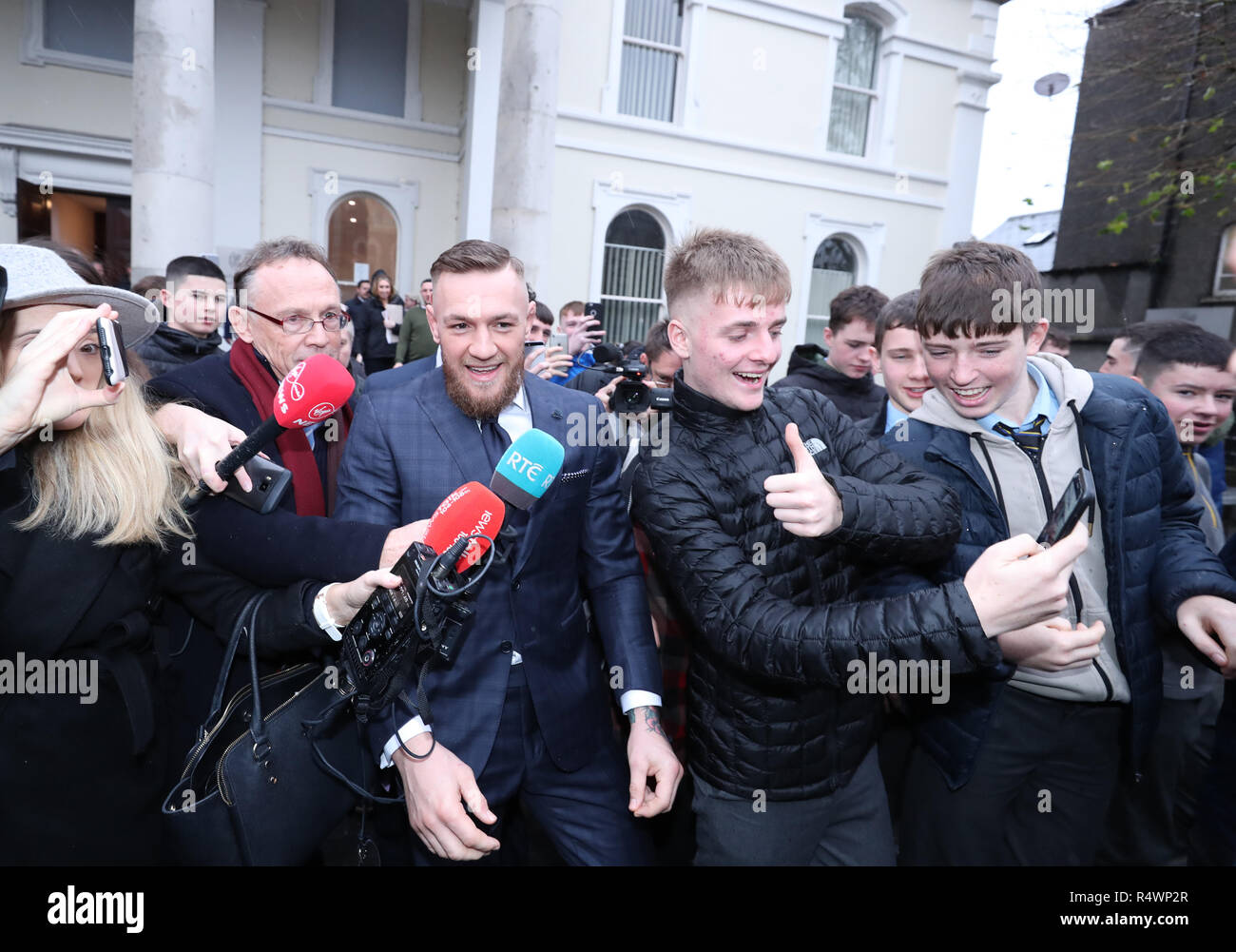 Conor McGregor quitte le Tribunal de District de Naas dans Co Kildare, où il a été interdit de conduire pendant six mois et à une amende de 1 000 euros après avoir admis roulant à 154 km/h dans une zone 100. Banque D'Images