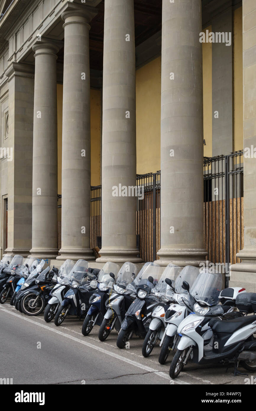Florence, Toscane, Italie. Une longue rangée de garé proprement les motocyclettes, les cyclomoteurs et scooters Banque D'Images