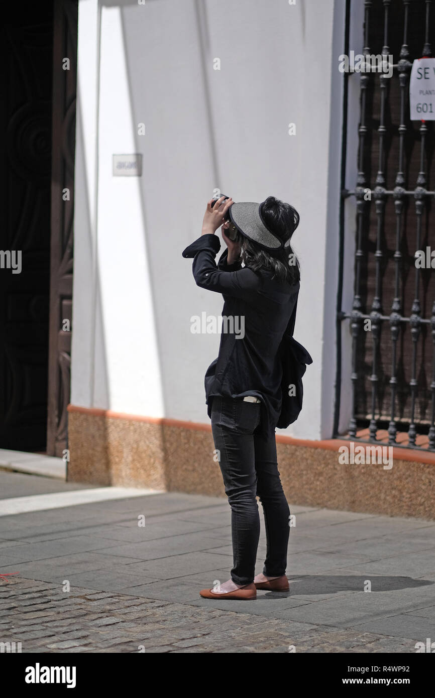 Un touriste japonais, habillée tout en noir, de prendre une photo en Espagne. Banque D'Images