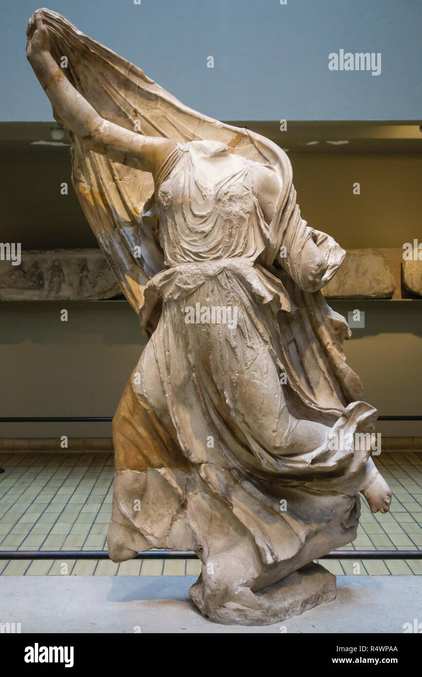Au British Museum, Londres, Royaume-Uni. L'un des monument de Nereids la Néréide, Xanthos, Lycie (en Turquie moderne), circa 390 BC (BCE) Banque D'Images