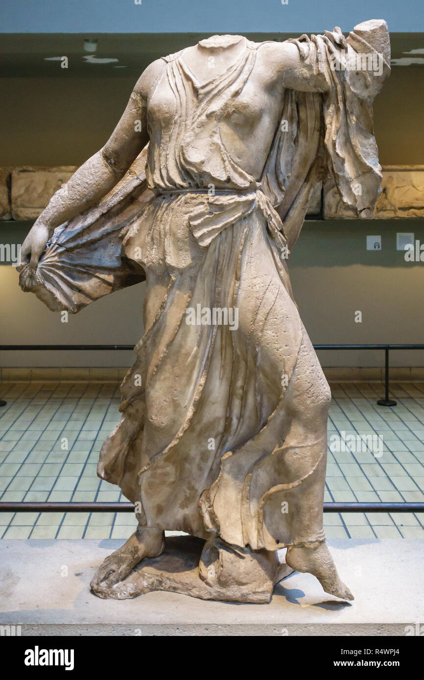 Au British Museum, Londres, Royaume-Uni. L'un des monument de Nereids la Néréide, Xanthos, Lycie (en Turquie moderne), circa 390 BC (BCE) Banque D'Images
