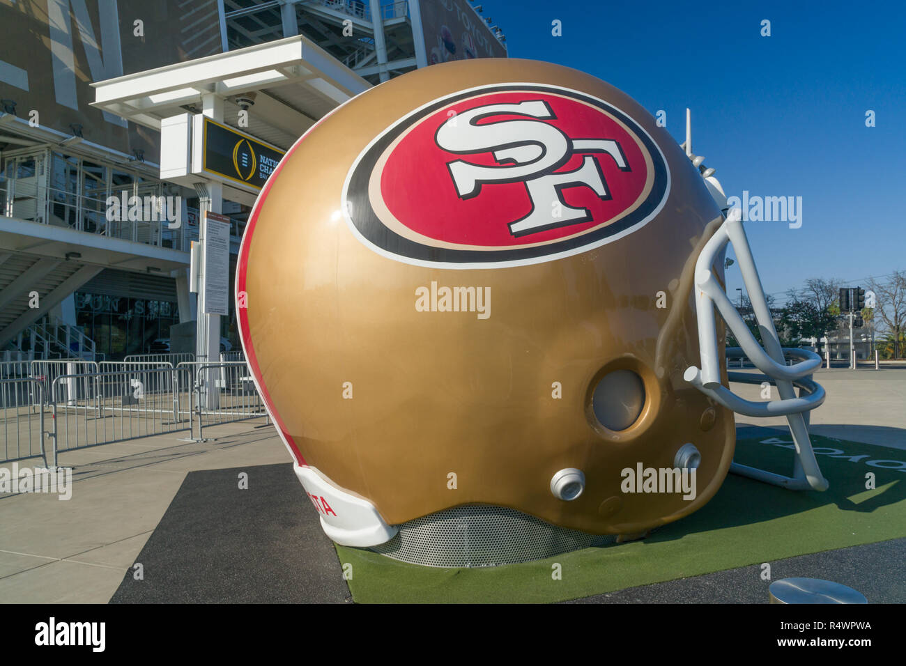 SANTA CLARA, CA/USA - 20 octobre 2018 : San Francisco 49ers taille du casque de la vie à l'extérieur du stade de Levi's. Banque D'Images