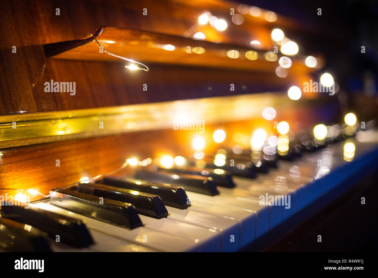 Clavier de piano éclairé avec des lumières de Noël. Arrière-plan de la  musique romantique Photo Stock - Alamy
