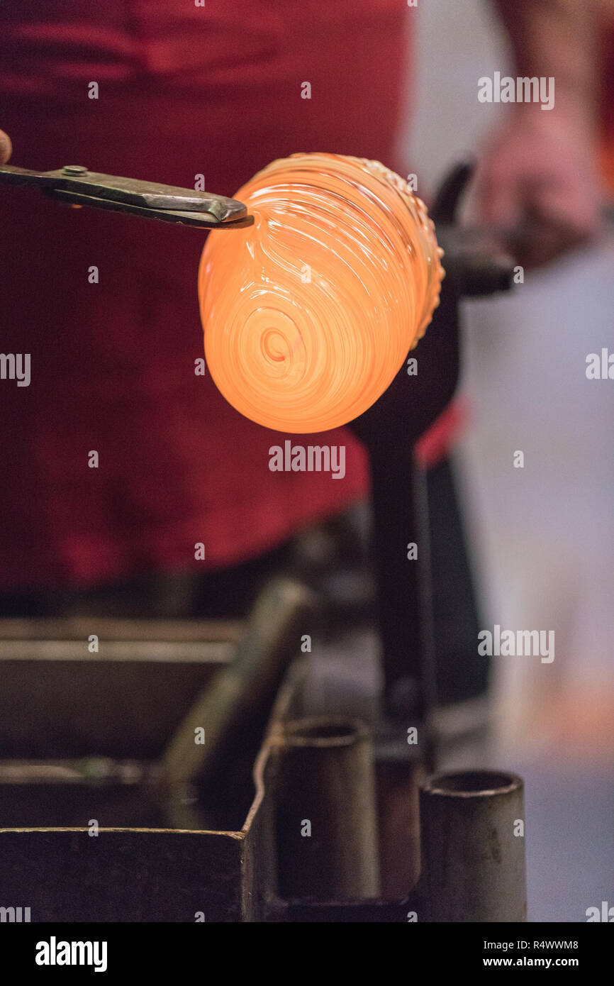 Souffleur de verre de verre chaud soigneusement formant un vase décoratif, Allemagne Banque D'Images