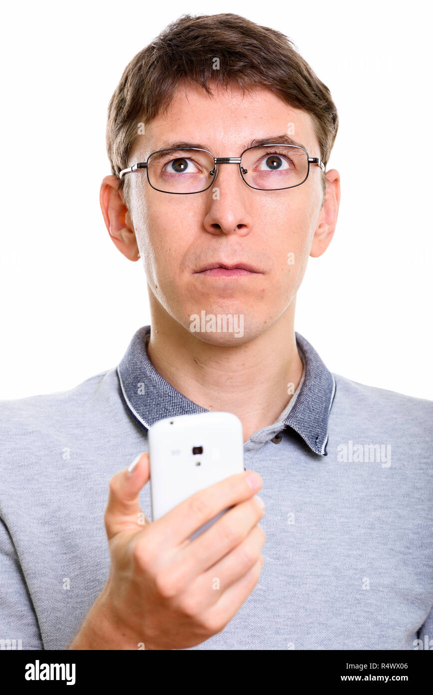 Visage de man holding mobile phone en pensant Banque D'Images