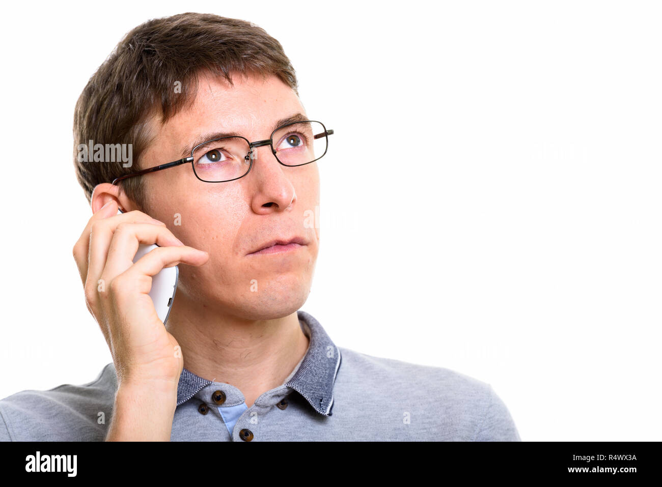 Close up of man talking on mobile phone en pensant Banque D'Images