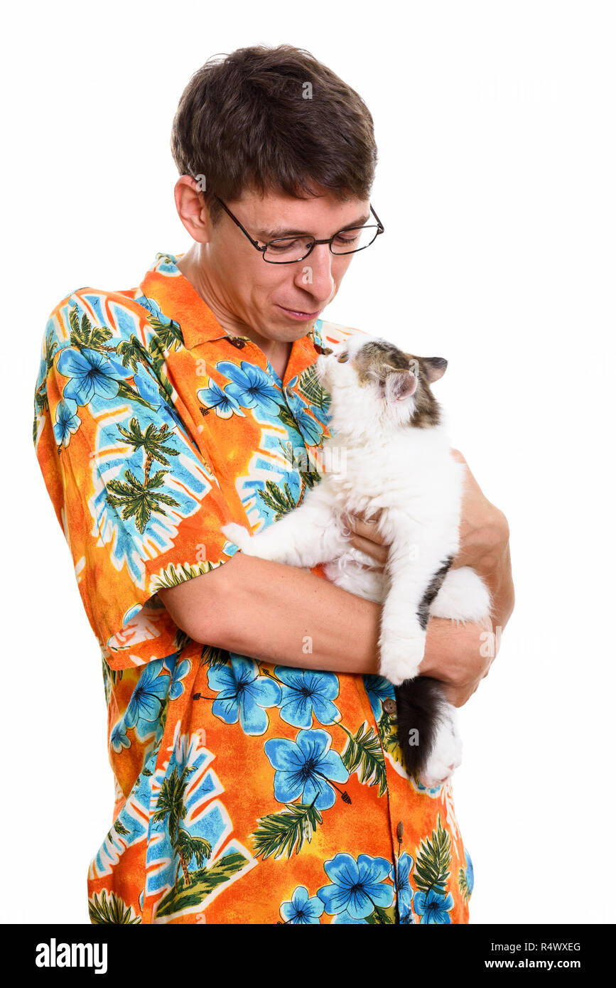 Studio shot of man holding et regardant Cute cat Banque D'Images