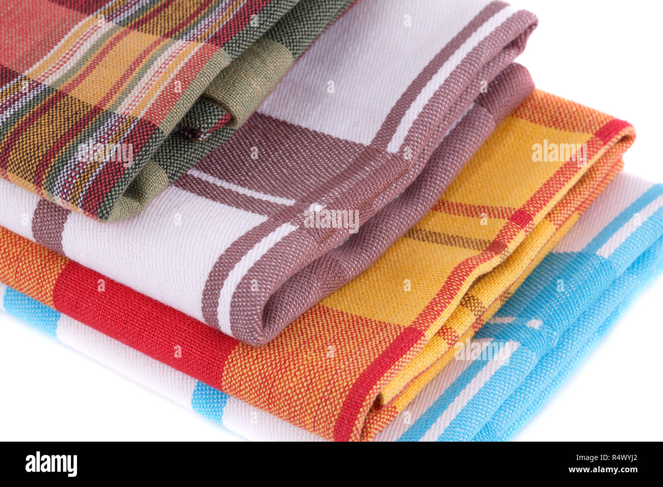 Pile de serviettes de cuisine colorés sur fond blanc. Banque D'Images