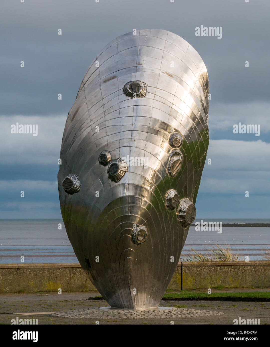 Sculpture d'art en acier inoxydable par Michael Johnson a appelé la mémoire et réflexion dans la forme de la coquille de moule verte, Murdoch, Musselburgh, Écosse, Royaume-Uni Banque D'Images