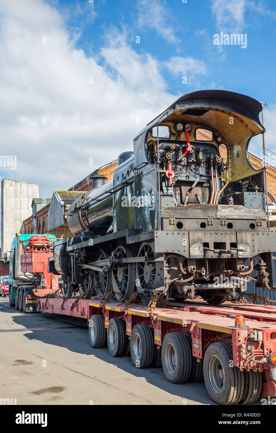 Le transport d'une locomotive à vapeur par la route. Banque D'Images