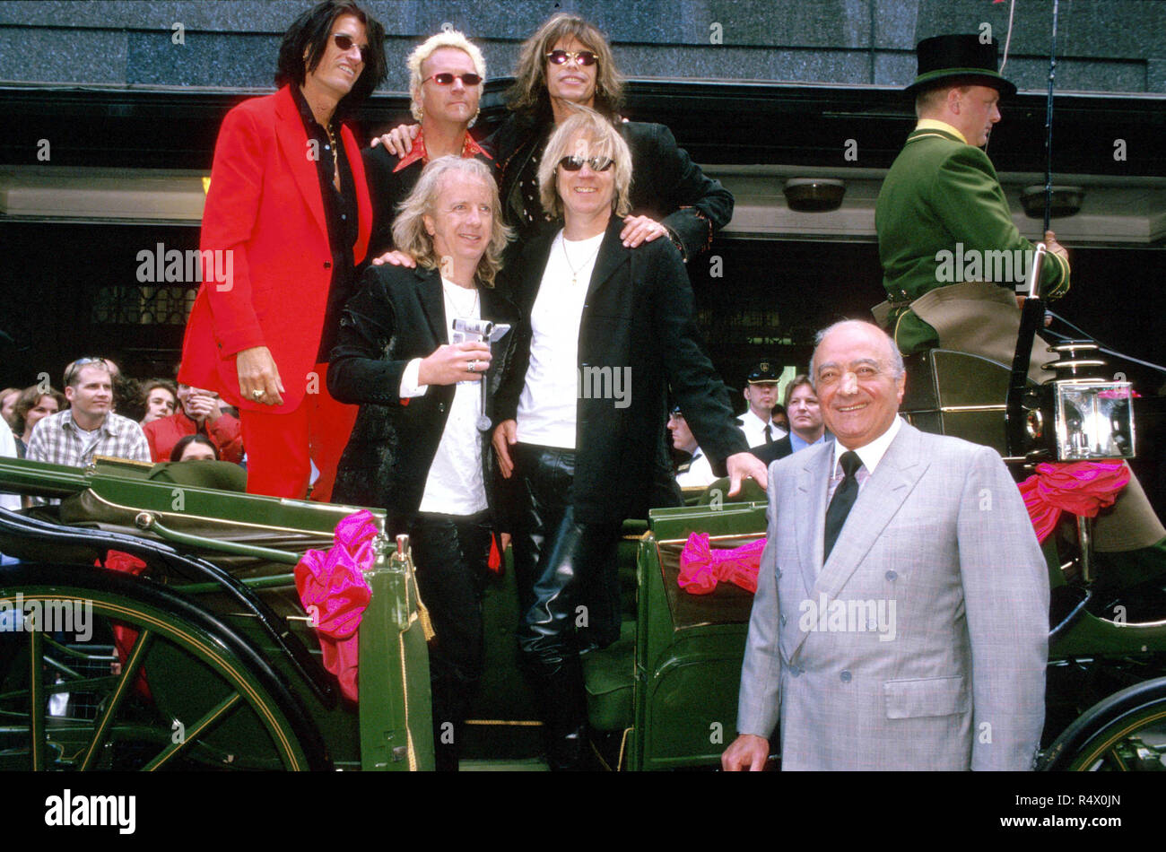 Photos d'archive. Londres. Juin 1999. Groupe de rock américain Aerosmith, avec Mohamed Al-Fayed, chez Harrods, où le groupe a annoncé leur prochaine tournée mondiale '9 vies' jouant dans 14 pays européens, plus de 28 jours. Juin 1999 portant 28 novembre 2018. LMK11-168-MO2031-281118 Monument des médias. WWW.LMKMEDIA.COM Banque D'Images