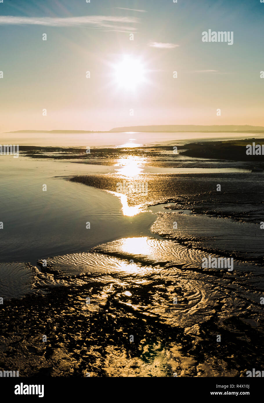 Soleil de l'après-midi faibles sur le canal de Bristol révélant les tendances de la boue laissée par la marée descendante. Banque D'Images