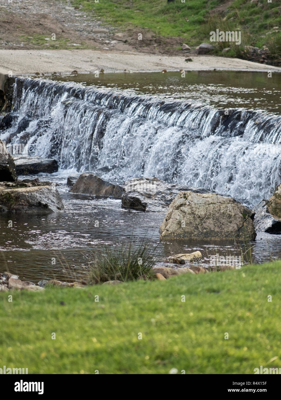 &Weir à Ford River, Ashop Ashop Supérieur, Parc national de Peak District, Derbyshire, Angleterre, RU Banque D'Images