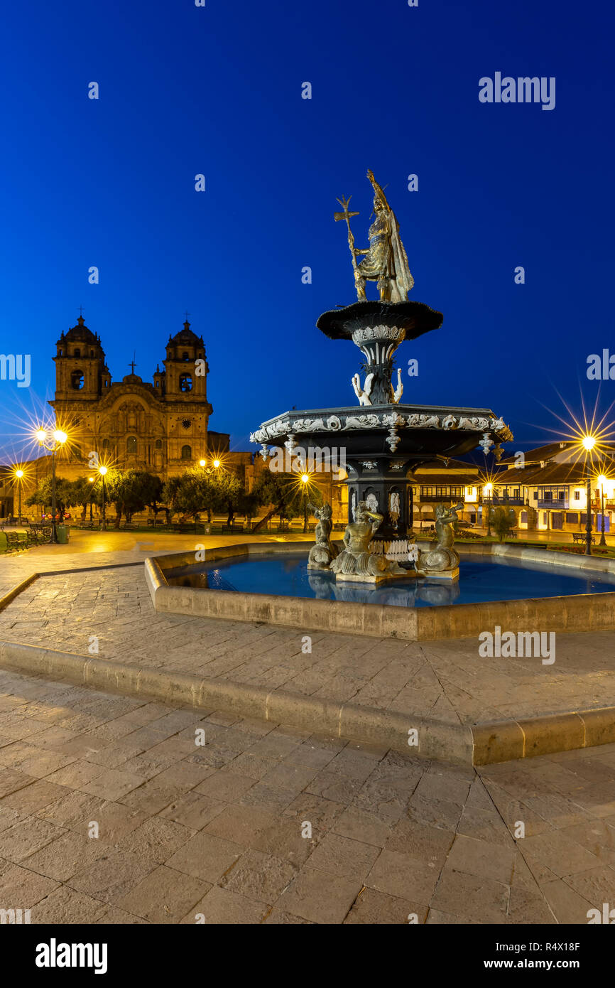 L'église de la Compania de Jesus, fontaine et statue de Pachacutec Inca au crépuscule, Plaza de Armas, Cusco, Pérou Banque D'Images