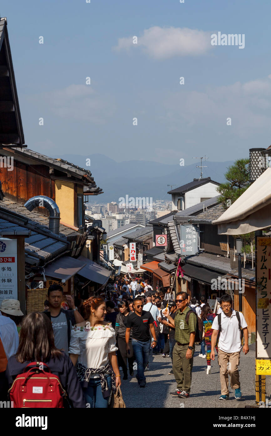 Beaucoup de touristes à pied les rues autour de la dera Kiyomizu temple, dans la ville de Kyoto, Japon Banque D'Images