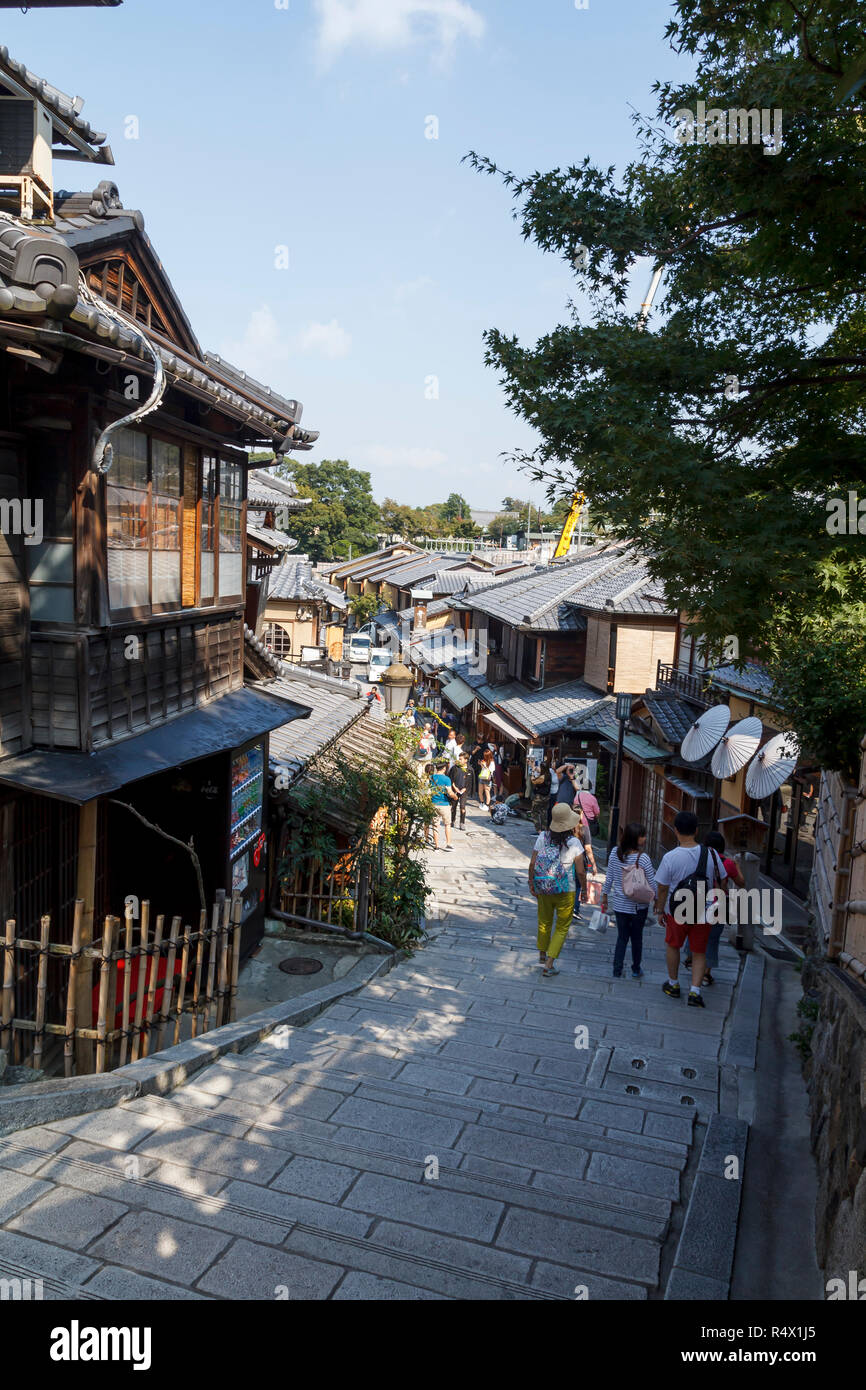 Beaucoup de touristes à pied les rues autour de la dera Kiyomizu temple, dans la ville de Kyoto, Japon Banque D'Images