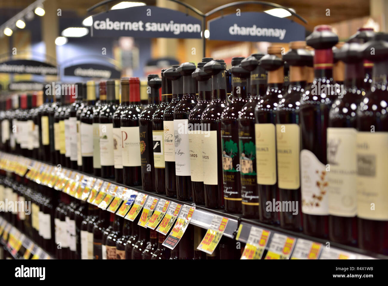 Des bouteilles de vin sur des étagères au supermarché Banque D'Images