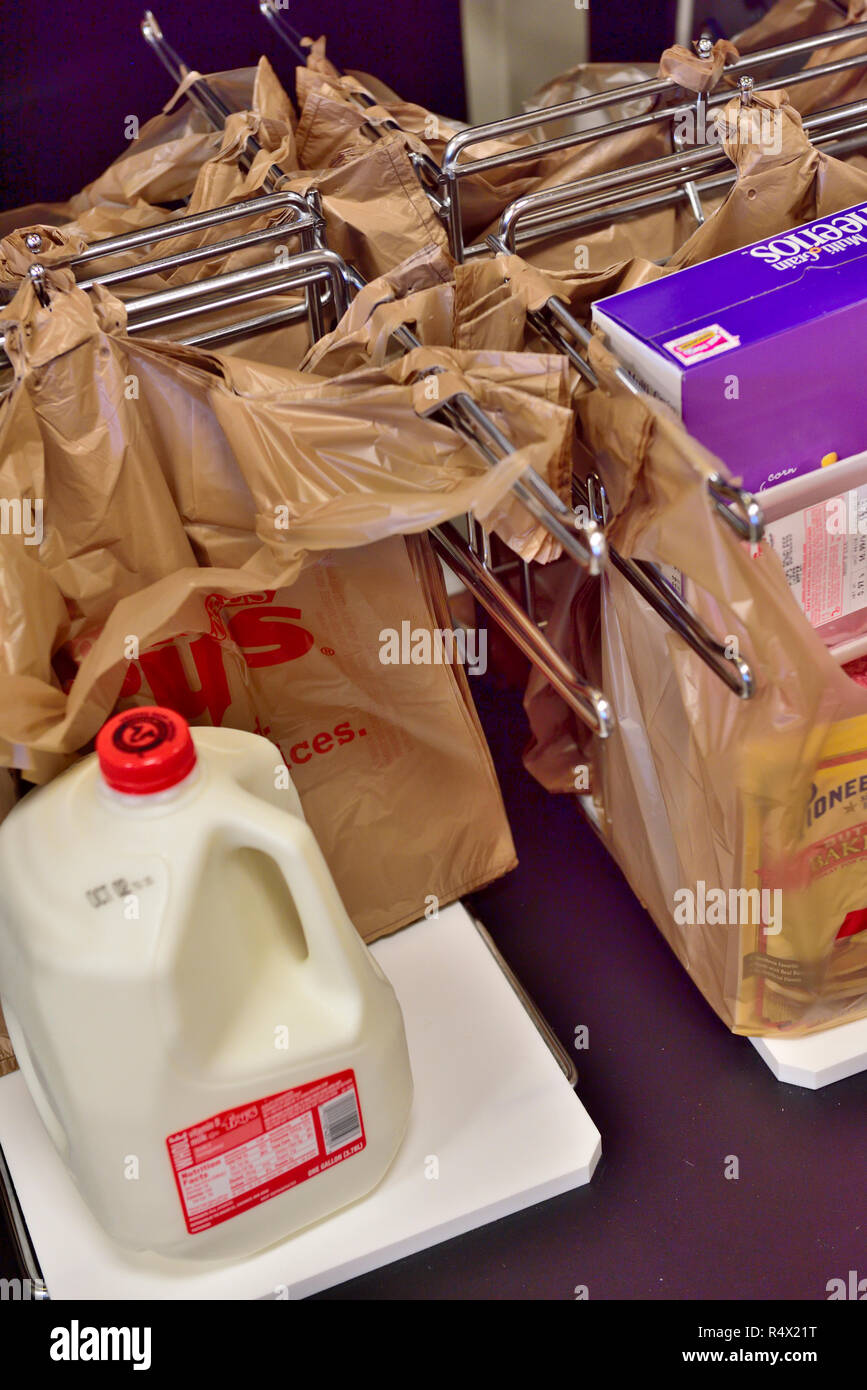 L'ensachage de nourriture à American, Fry's, supermarché commander sacs en plastique Banque D'Images