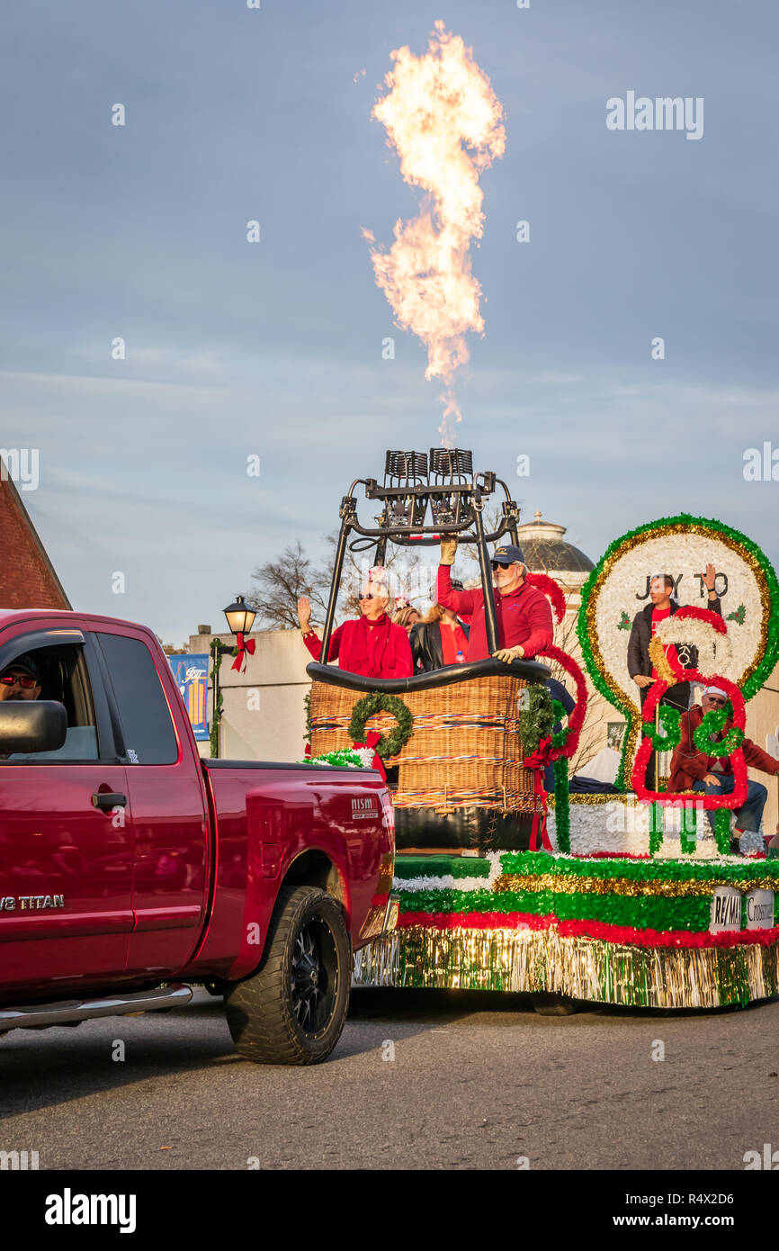 LINCOLNTON, NC, USA-11/25/18 : Un ballon à air chaud gondola (panier en osier) et une source de chaleur au propane liquide sur un char de la parade du Père Noël. Banque D'Images