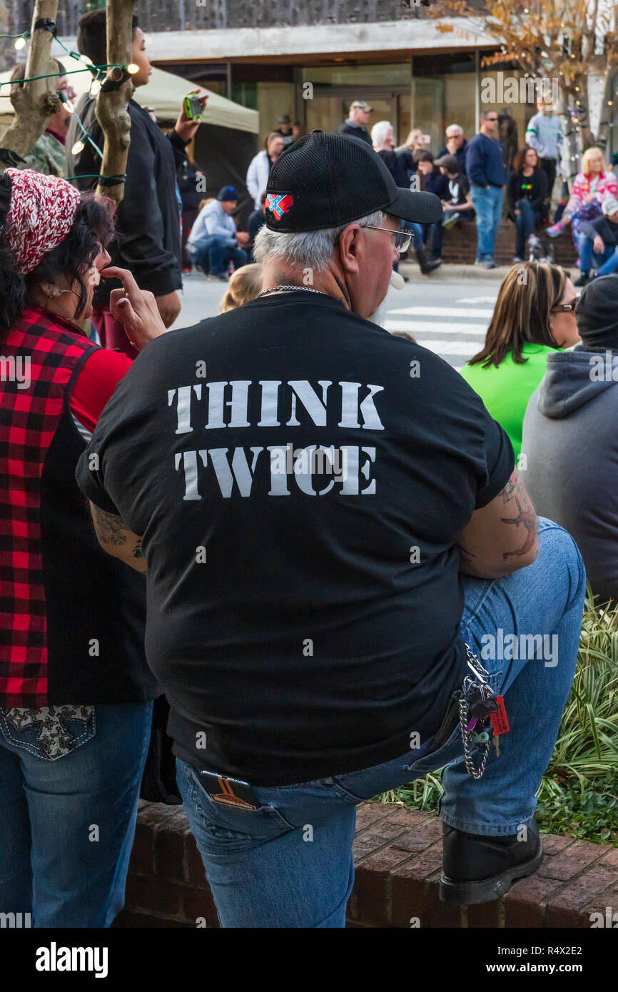 LINCOLNTON, NC, USA-11/25/18 : Homme portant un T-shirt avec 'pensez deux fois' imprimé sur elle. Banque D'Images