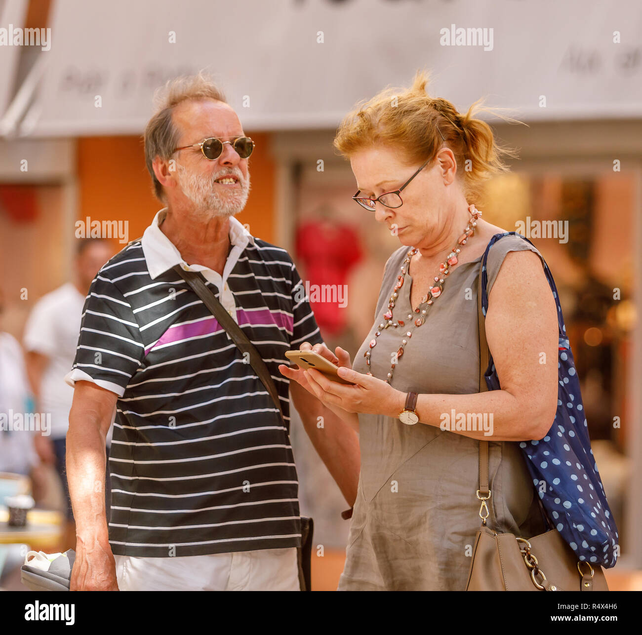 Tourist couple recherchant leur chemin sur téléphone mobile Banque D'Images