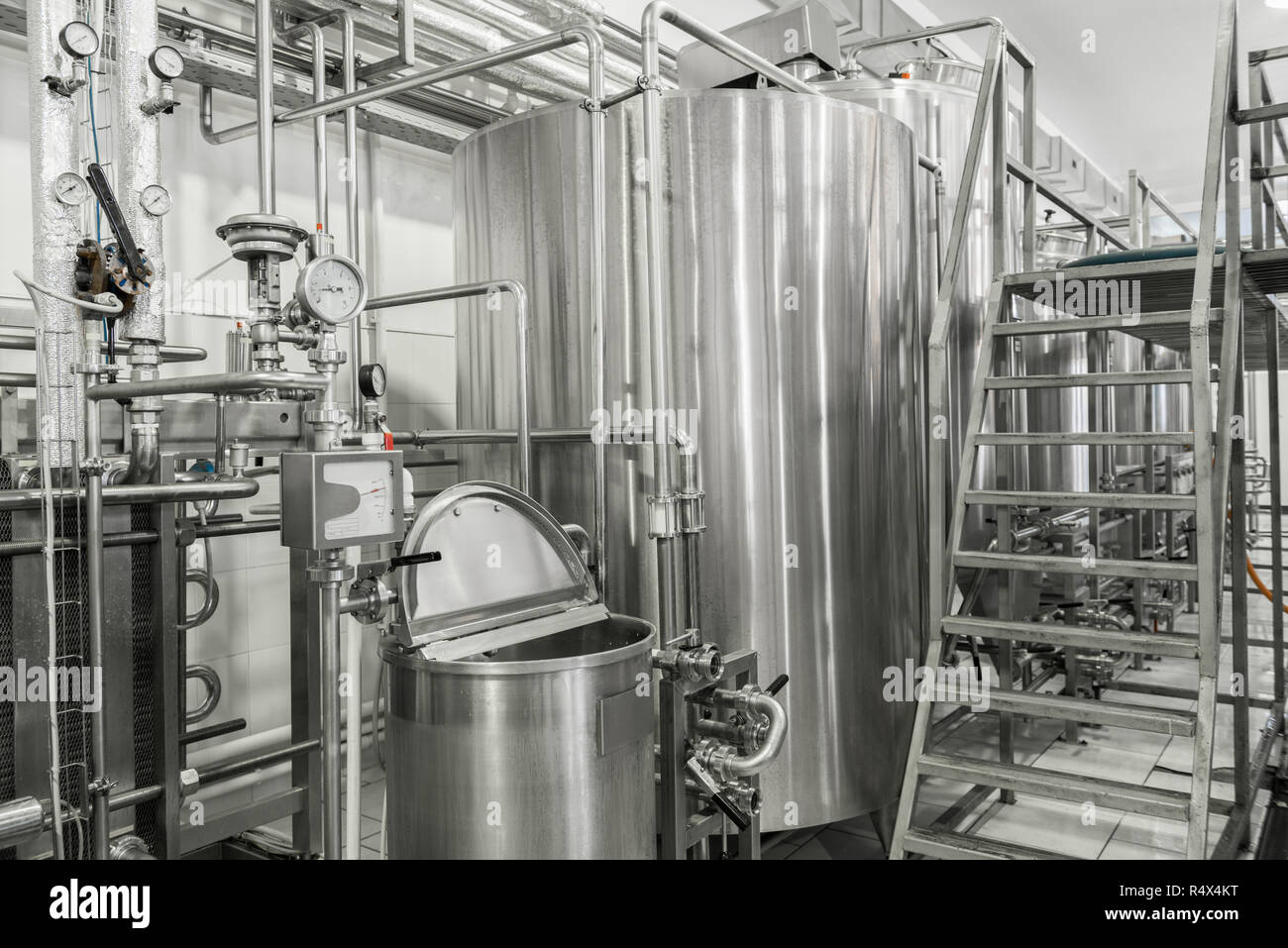 Réservoir de stockage et la pasteurisation du lait à l'usine. l'équipement à l'usine de produits laitiers Banque D'Images